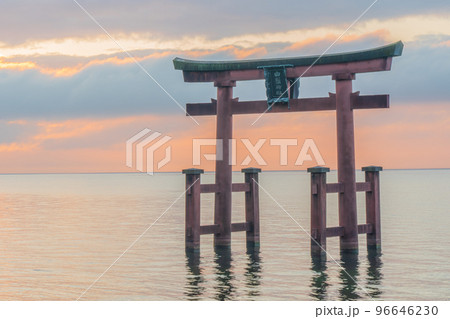 白鬚神社 琵琶湖 朝日 湖中大鳥居 白鬚神社 琵琶湖 朝日 湖中大鳥居 96646230