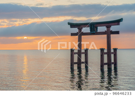 白鬚神社　琵琶湖　朝日　湖中大鳥居 96646233