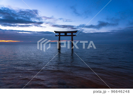 白鬚神社 琵琶湖 朝日 湖中大鳥居 白鬚神社 琵琶湖 朝日 湖中大鳥居 96646248