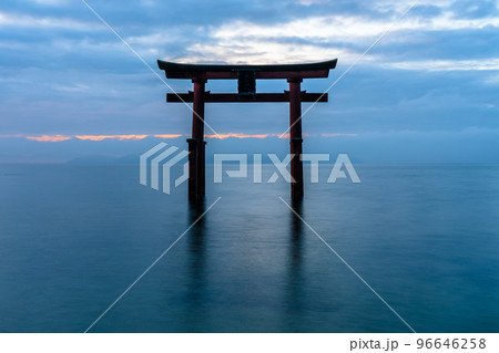 白鬚神社 琵琶湖 朝日 湖中大鳥居 白鬚神社 琵琶湖 朝日 湖中大鳥居 96646258