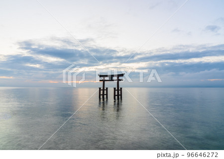 白鬚神社 琵琶湖 朝日 湖中大鳥居 白鬚神社 琵琶湖 朝日 湖中大鳥居 96646272