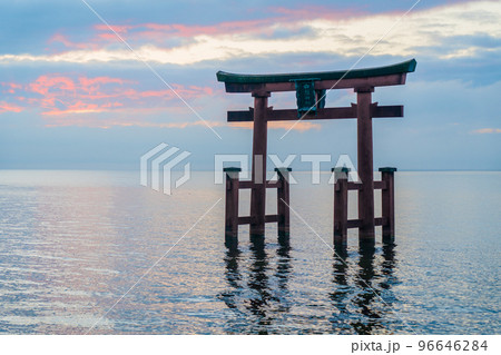 白鬚神社 琵琶湖 朝日 湖中大鳥居 白鬚神社 琵琶湖 朝日 湖中大鳥居 96646284