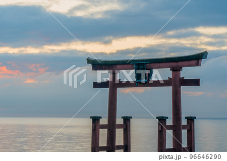 白鬚神社 琵琶湖 朝日 湖中大鳥居 白鬚神社 琵琶湖 朝日 湖中大鳥居 96646290