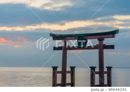白鬚神社 琵琶湖 朝日 湖中大鳥居 白鬚神社 琵琶湖 朝日 湖中大鳥居 96646291