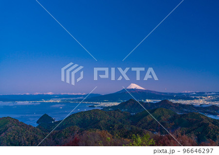 （静岡県）夜明け前の伊豆山中から、街灯りに浮かぶ富士山 96646297