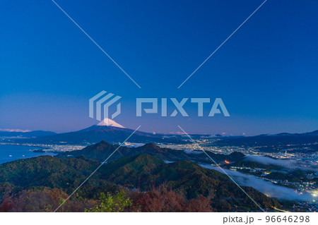 (静岡県)夜明け前の伊豆山中から、街灯りに浮かぶ富士山 (静岡県)夜明け前の伊豆山中から、街灯りに浮かぶ富士山 96646298