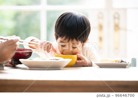ご飯を一生懸命食べるかわいい幼児のアップ 96646700