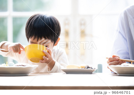 ご飯を一生懸命食べるかわいい幼児のアップ 96646701
