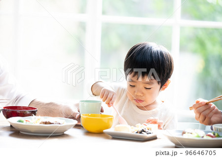 ご飯を一生懸命食べるかわいい幼児のアップ ご飯を一生懸命食べるかわいい幼児のアップ 96646705