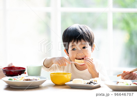 ご飯を一生懸命食べるかわいい幼児のアップ 96646707