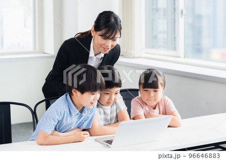 プログラミング学習をする小学生 96646883