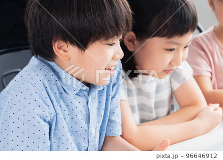 プログラミング学習をする小学生 96646912