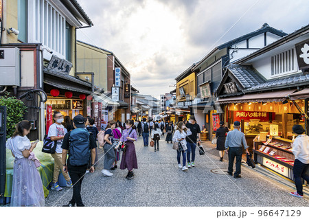 【京都府】観光客で賑わう東山の清水坂 96647129