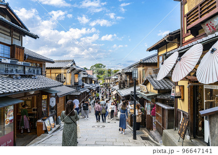 【京都府】観光客で賑わう東山の二寧坂 【京都府】観光客で賑わう東山の二寧坂 96647141