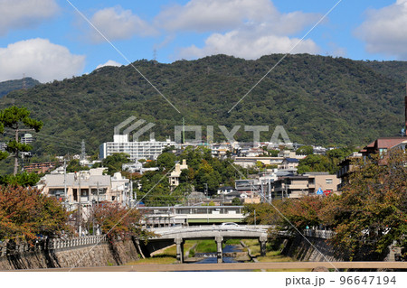芦屋市　大正橋界隈から芦屋川上流を望む 96647194