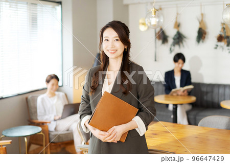 カジュアルなオフィスで働く女性 96647429