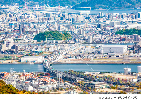 広島高速3号線、広島南道路を中心に周辺市街地を展望しています。太田川放水路から広島大橋まで見えます。 96647700