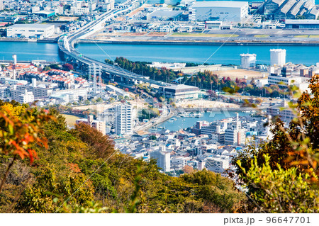 広島高速3号線、広島南道路を中心に市街地を展望しています。太田川放水路から高速3号線の観音方面。 広島高速3号線、広島南道路を中心に市街地を展望しています。太田川放水路から高速3号線の観音方面。 96647701