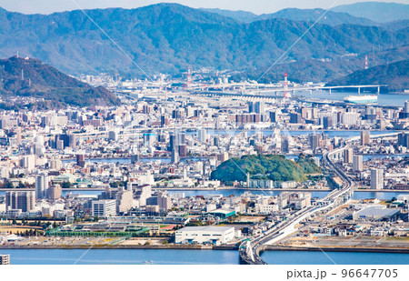 広島高速3号線、広島南道路を中心に周辺市街地を展望しています。太田川放水路から広島大橋まで見えます。 96647705
