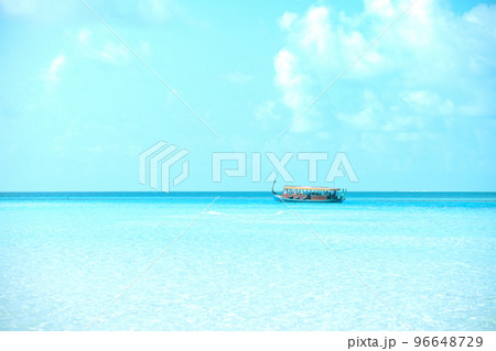 インド洋の真珠モルディブ・ディーフシを進む船 96648729