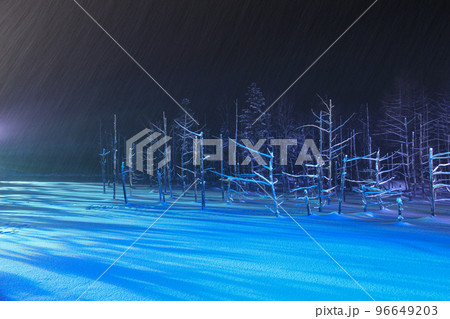 冬の青い池 96649203