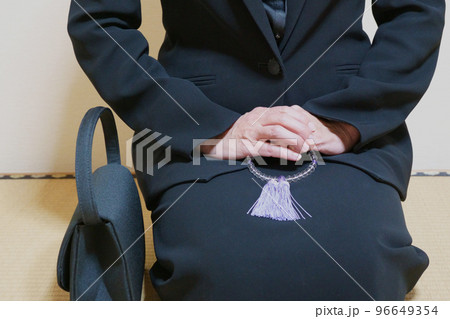 礼服を着て座る女性　顔無し 96649354