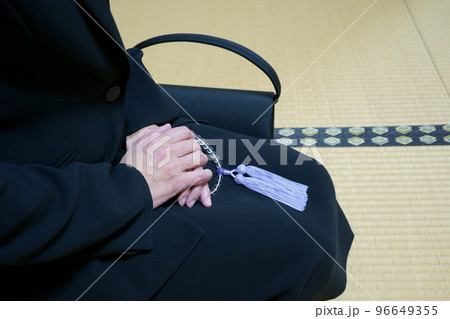 礼服を着て座る女性　顔無し 96649355