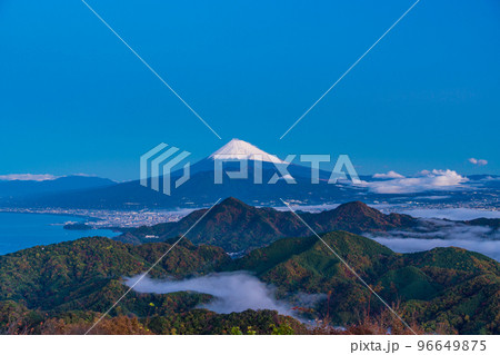 （静岡県）伊豆の山中から、大雲海に浮かぶ富士山　夜明け 96649875