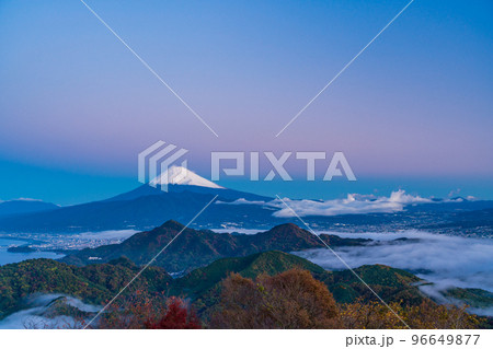 【静岡県】沼津アルプスの大雲海に浮かぶ富士山・夜明け 【静岡県】沼津アルプスの大雲海に浮かぶ富士山・夜明け 96649877