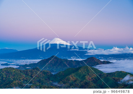 【静岡県】沼津アルプスの大雲海に浮かぶ富士山・夜明け 【静岡県】沼津アルプスの大雲海に浮かぶ富士山・夜明け 96649878