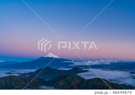 (静岡県)伊豆の山中から、大雲海に浮かぶ富士山 夜明け (静岡県)伊豆の山中から、大雲海に浮かぶ富士山 夜明け 96649879