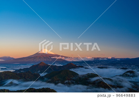 （静岡県）伊豆の山中から、大雲海に浮かぶ富士山　夜明け 96649883