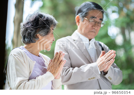 おじいさん、おばあさん、夫婦、お参り、神社、お寺、参拝、合掌、願い、パワースポット、祈願、シニア おじいさん、おばあさん、夫婦、お参り、神社、お寺、参拝、合掌、願い、パワースポット、祈願、シニア 96650354