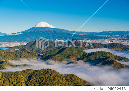 （静岡県）晩秋の沼津アルプス雲海の向こうに富士山 96650458