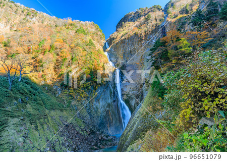 秋の称名滝　富山県立山町 96651079