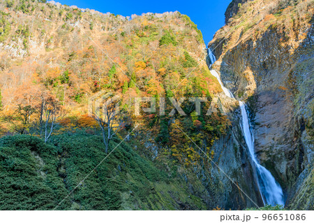 秋の称名滝　富山県立山町 96651086