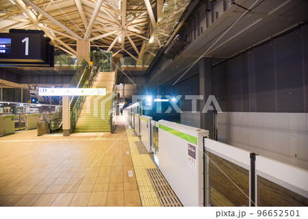 夜の高輪ゲートウェイ駅 96652501