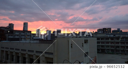 夕日と町 96652532