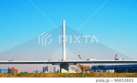 かつしかハープ橋と青空の風景 96652603