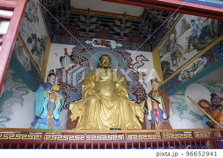 雲南省昆明・西山森林公園の竜門の山頂寺院 96652941