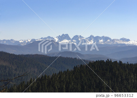 中国雲南省・香格里拉（シャングリラ）から梅里雪山を遠望する 96653312