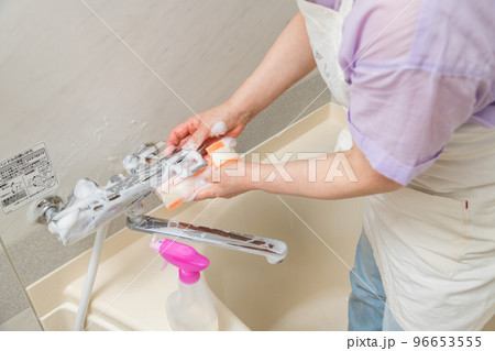 【風呂掃除をするミドル主婦　泡　水栓有】 96653555