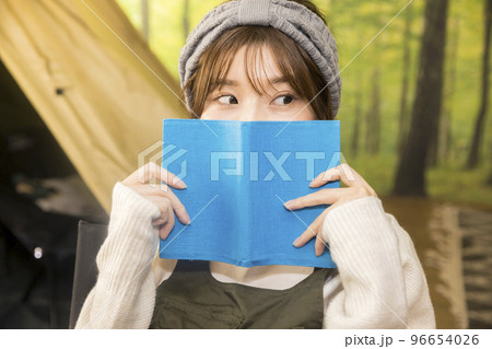 おうちキャンプイメージ　テントの前で読書をする若い女性 96654026