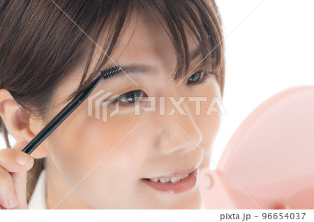 メイクブラシを使って眉メイクをする女性 96654037