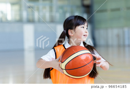 バスケットボールを楽しむ子供 バスケットボールを楽しむ子供 96654185