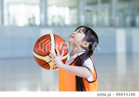 バスケットボールを楽しむ子供 バスケットボールを楽しむ子供 96654186