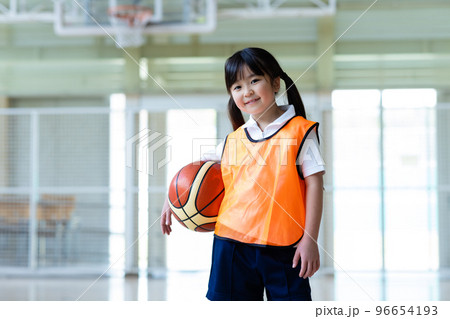 バスケットボールを楽しむ子供 バスケットボールを楽しむ子供 96654193