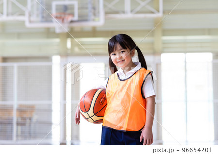 バスケットボールを楽しむ子供 バスケットボールを楽しむ子供 96654201