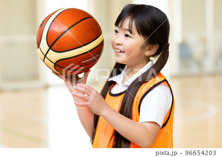 バスケットボールを楽しむ子供 バスケットボールを楽しむ子供 96654203