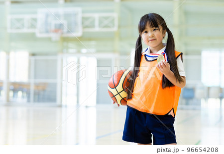 バスケットボールを楽しむ子供 バスケットボールを楽しむ子供 96654208